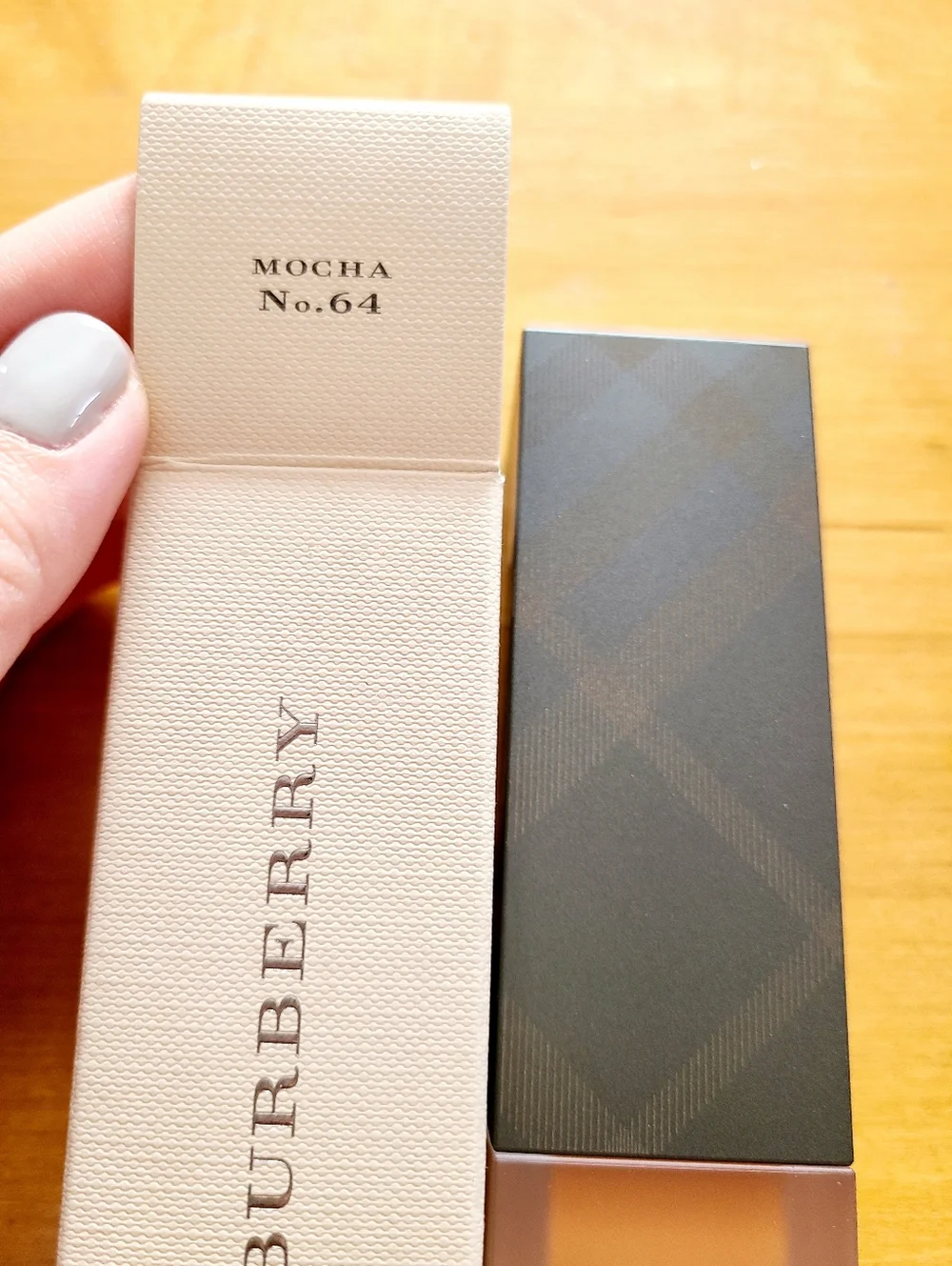 Burberry Foundation Fluid in Beige-Tan